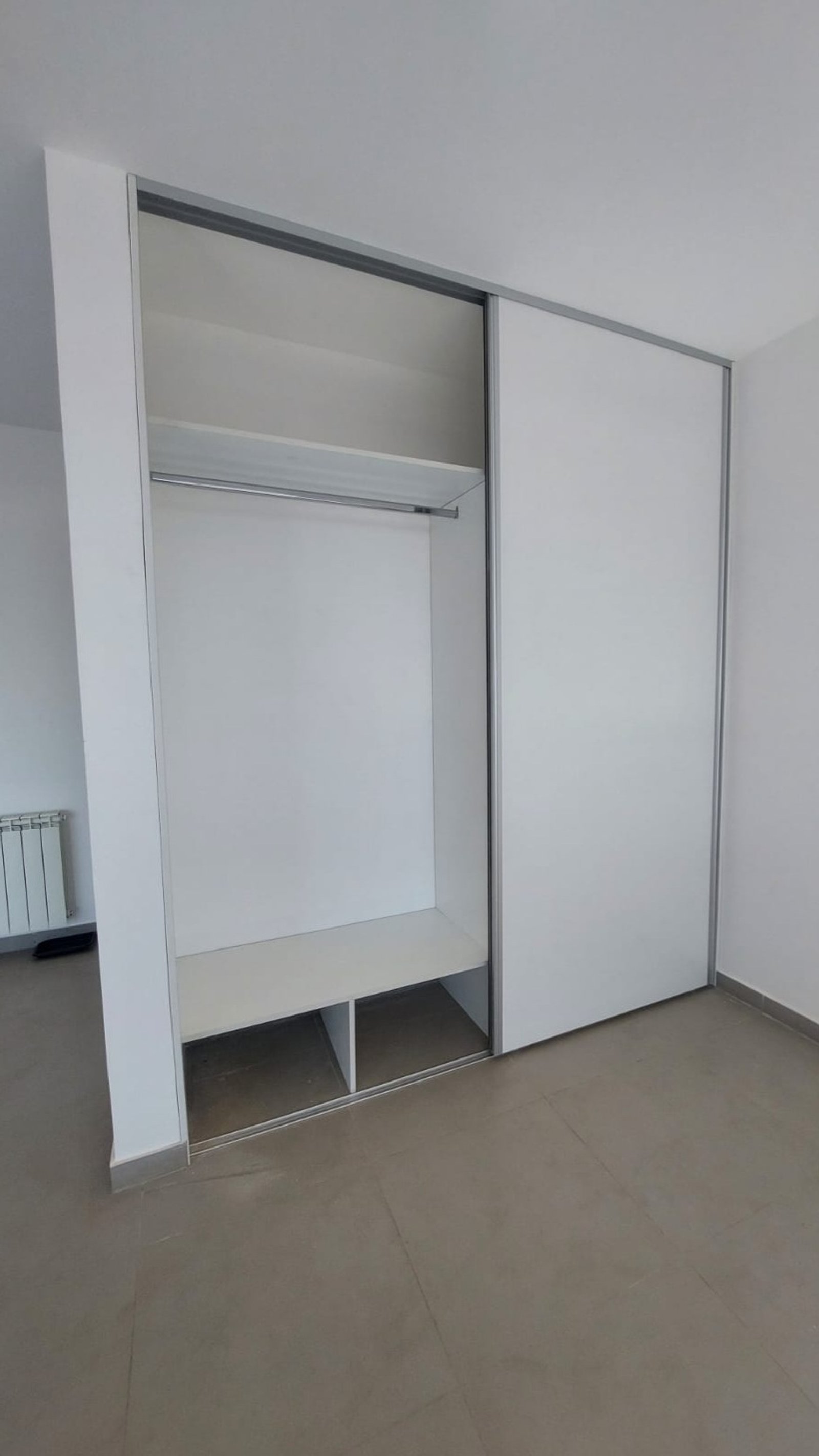 Guarda-roupa branco embutido com portas de correr e prateleiras — projeto BA, por Arquitecta, em B1605 Munro